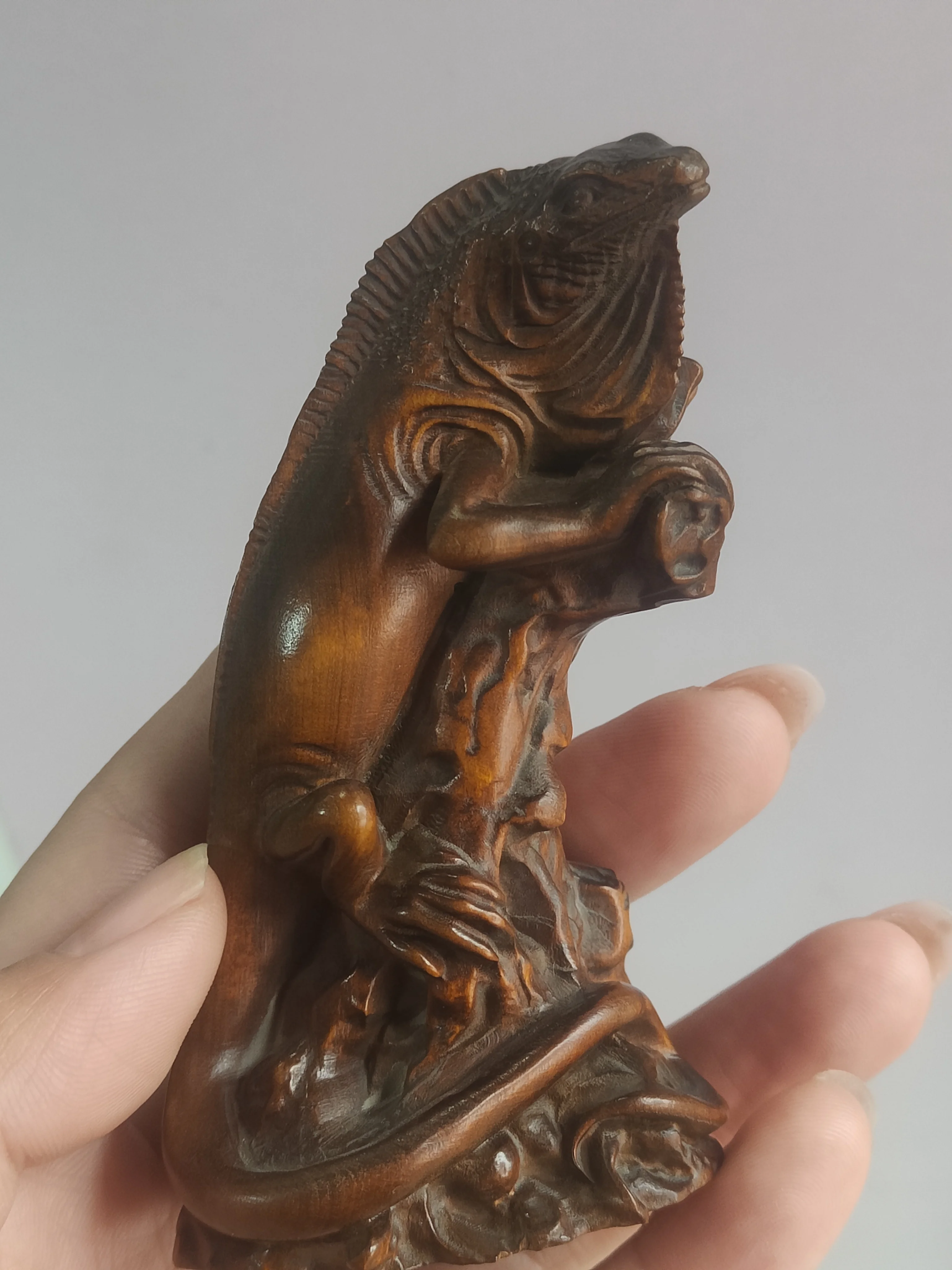 Chinese natural boxwood solid wood carving lizard desk decoration home decoration to attract billions of fortune decoration