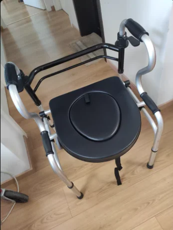 

Складной помощник для ходьбы для пожилых людей. Легкий ролик с сиденьем. 4-колесная тележка для мобильности. Регулируемый руль и корзина для хранения.