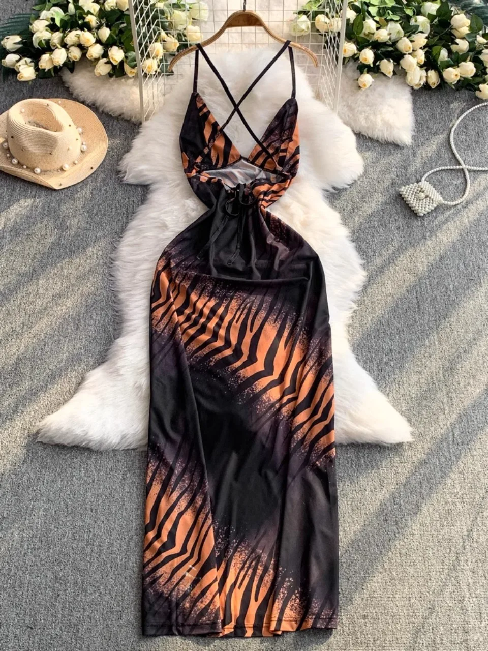 Foamlina アメリカングラフィティプリントセクシーな V ネックミディドレス女性のエレガントなファッション背中の開いたノースリーブ中空アウトホルタースリップドレス