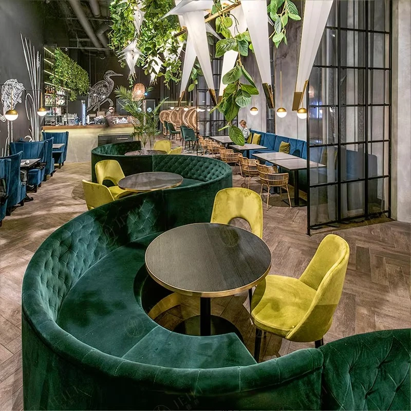 Sofa typu S z aksamitu, siedzisko w kształcie skrzyni, nowoczesne, z wysokim oparciem, zielone, zakrzywione, półokrągłe siedzisko w kształcie skrzyni do restauracji, stół i krzesła.