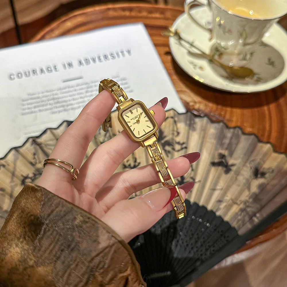 Montre pour femme exquise, nouveauté 2026, petite montre en or haut de gamme de style rétro, montre à quartz de luxe légère avec une sensation vintage.