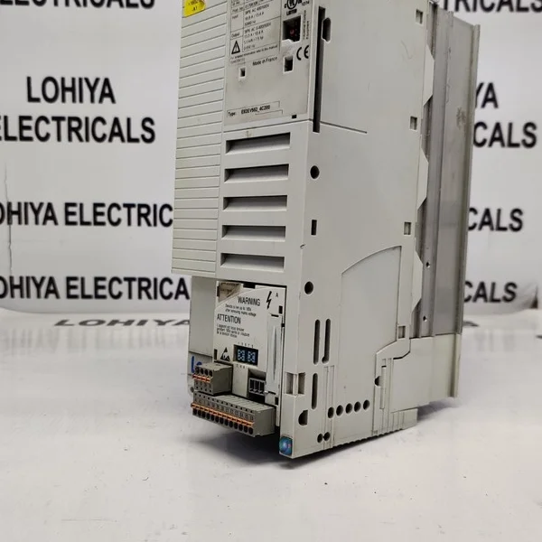 

E82ev552_4c200 Привод (Стан) Совершенно новый оригинальный точечный ПЛК