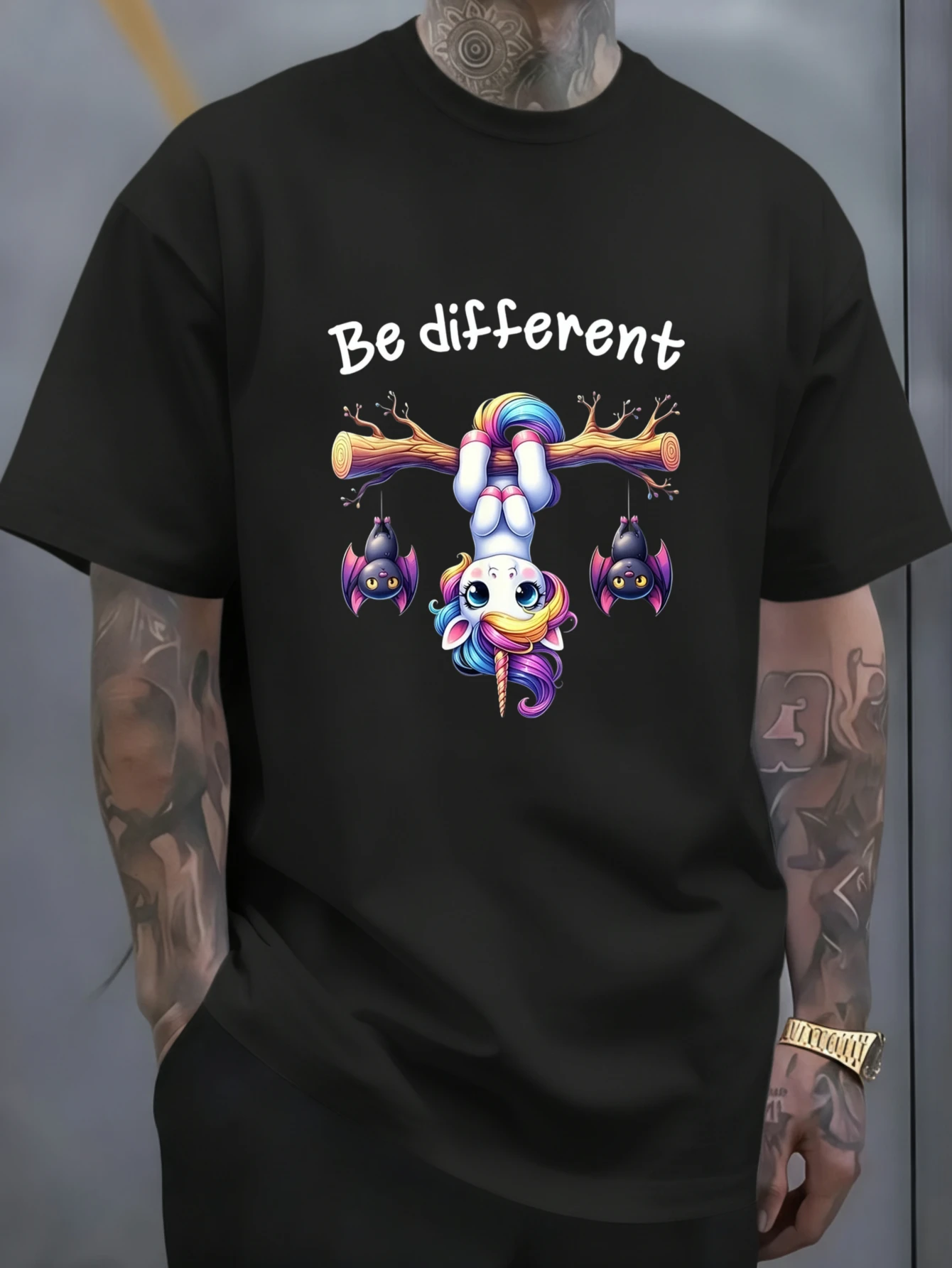 1PC JOOCAR Be Different Unicorn Hanging Upside Down With Bats T-shirt décontracté en coton pour toutes les saisons, col rond, extensible, respirant, manches courtes, haut streetwear à imprimé lettres tendance, choix de cadeau idéal pour les fêtes