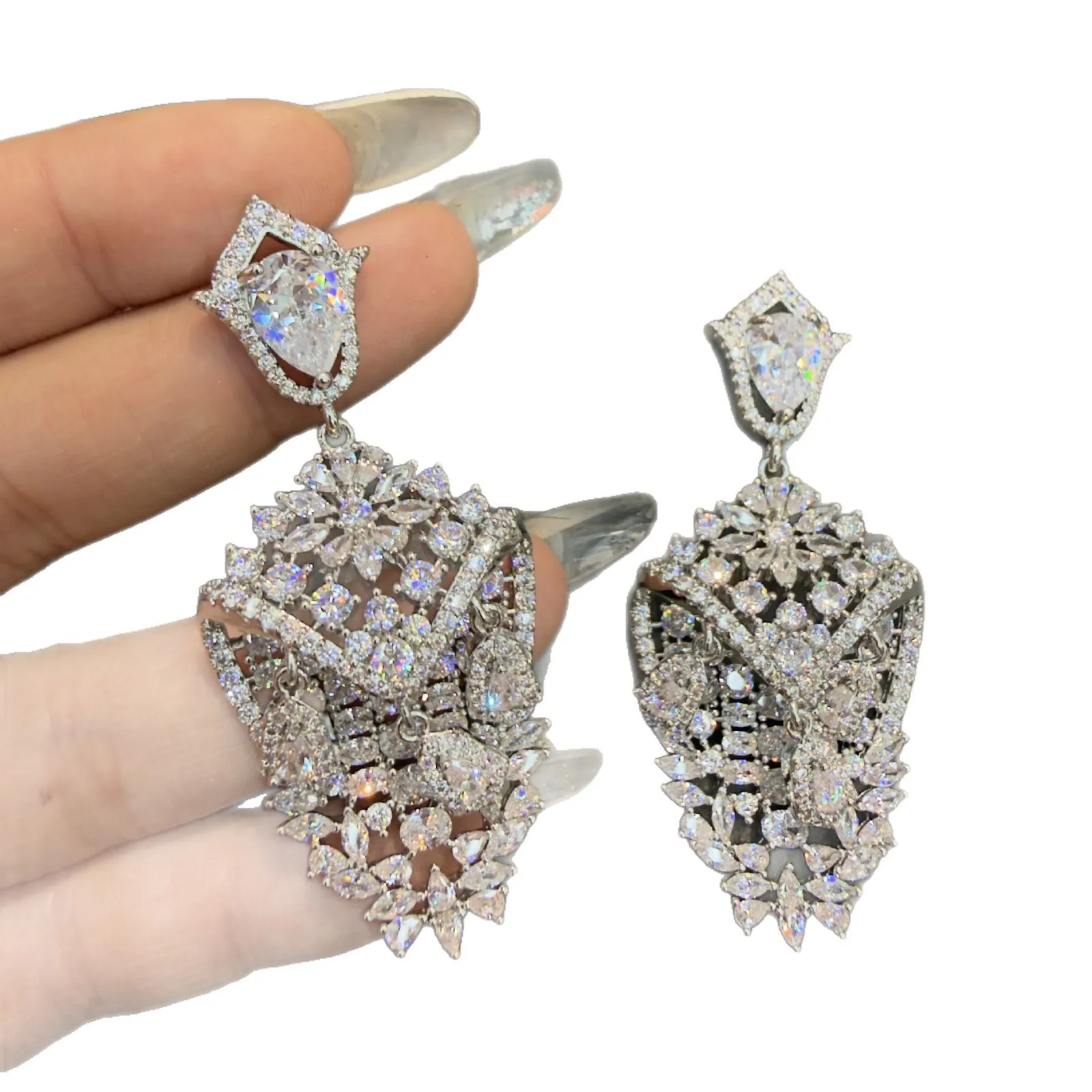 

Luxury Heavy Craft Tassel Earrings Exquisite Armor Modeling Full Shiny Zircon 925 Silver Needle Fashion Versatile Charm Jewelry