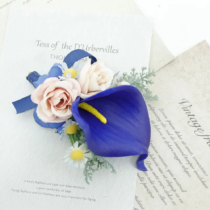 Boutonniere dan korsag pergelangan tangan perlengkapan pernikahan pesta tamu pengantin wanita dan pengantin pria bunga tangan bunga biru Calla mawar 354