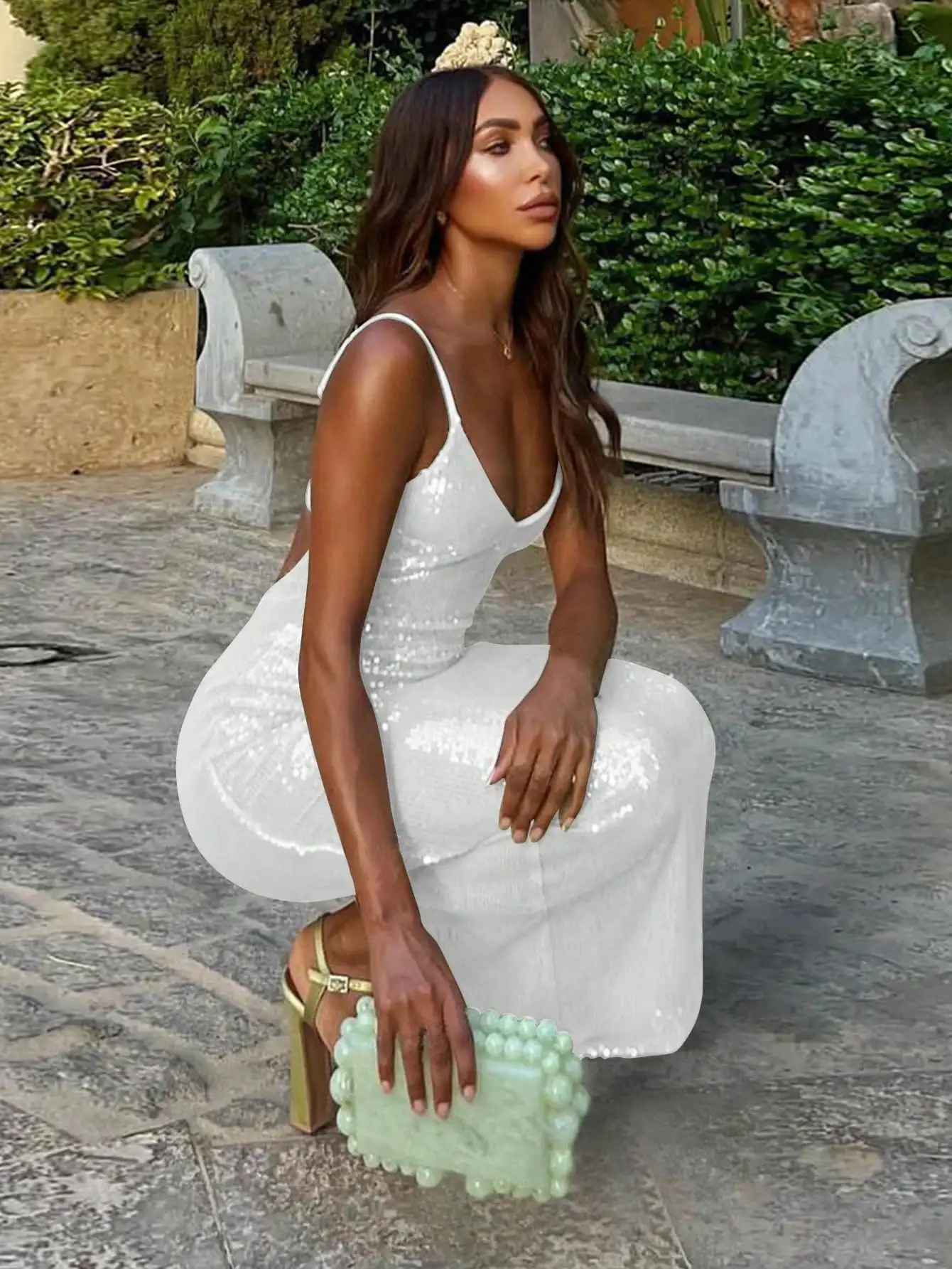 

Элегантное белое платье-слип с пайетками, глубоким V-образным вырезом и открытой спиной для вечерних мероприятий