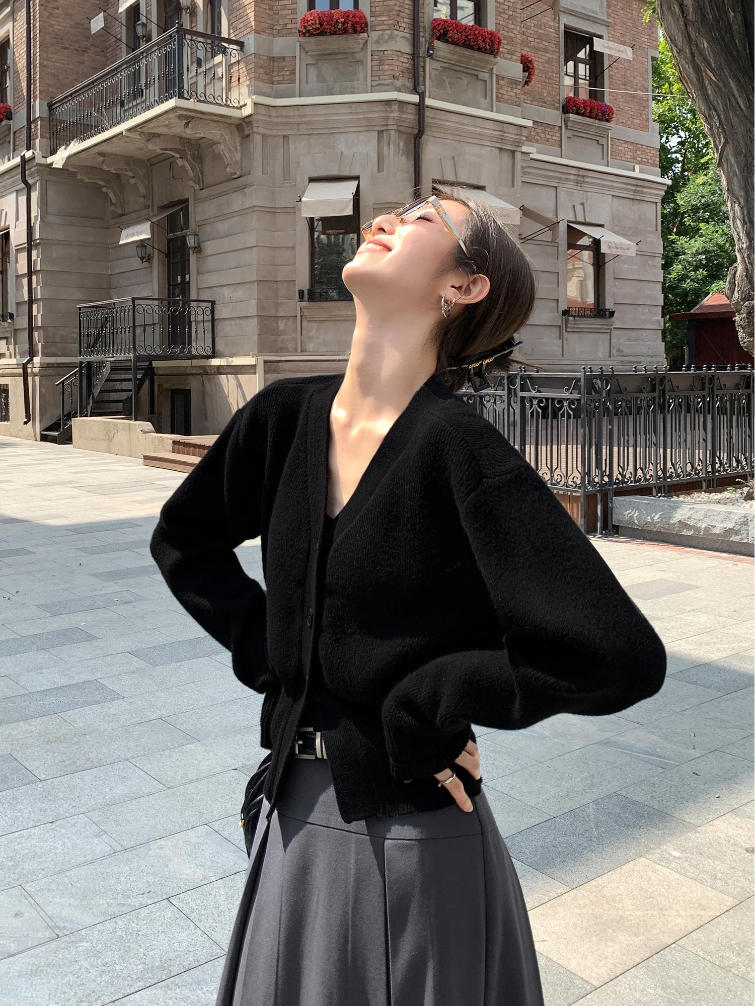 

2024 Spring and Autumn New Black V-neck Sweater Cardigan Women's Outerwear Korean Edition Long Sleeve Short Knitted Top