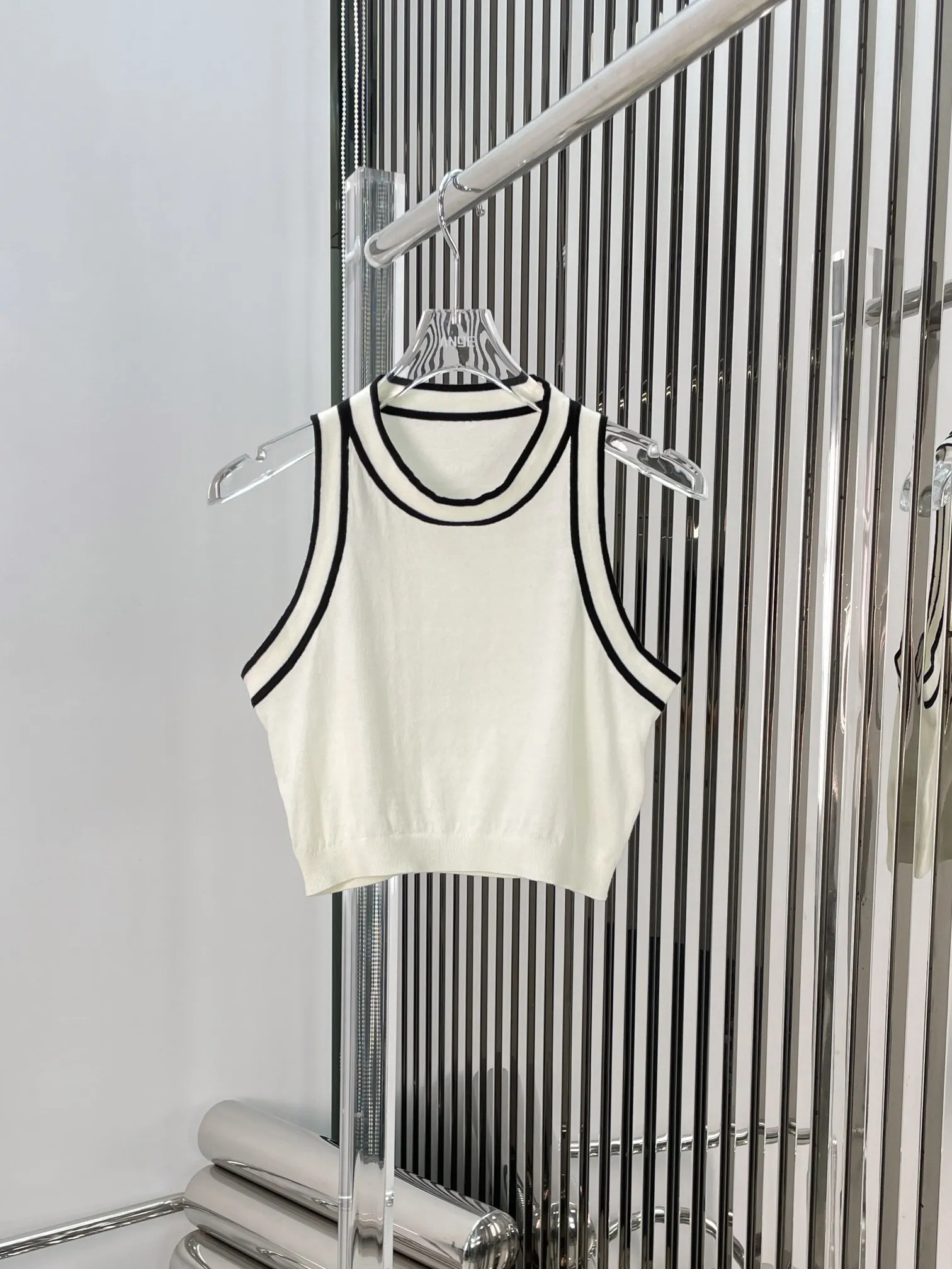 2024 Summer New High Quality Women's Wear Classic minimalist striped knit bottom vest 0610