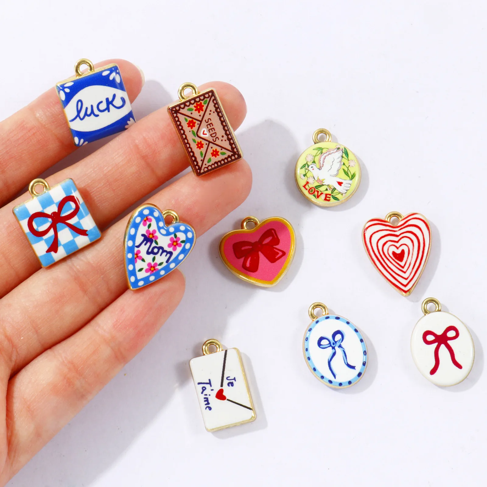 5 Stück Zinklegierungs-Anhänger, vergoldet, beidseitig bedruckt, Herz-Schleife, „Je T'aime“, „Glück“, „Mama“, Anhänger für DIY-Halsketten, Großhandel – Detail 4
