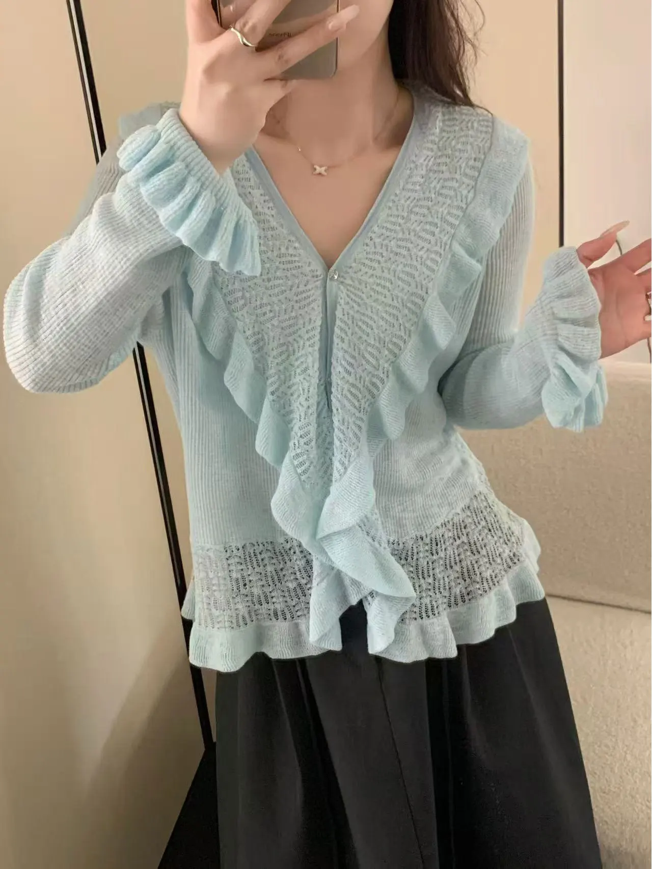 

Вязаный кардиган во французском стиле с V-образным вырезом и ажурной отделкой, женский, с длинными рукавами, стройнящий, молодящий топ из мягкой смеси бамбукового волокна