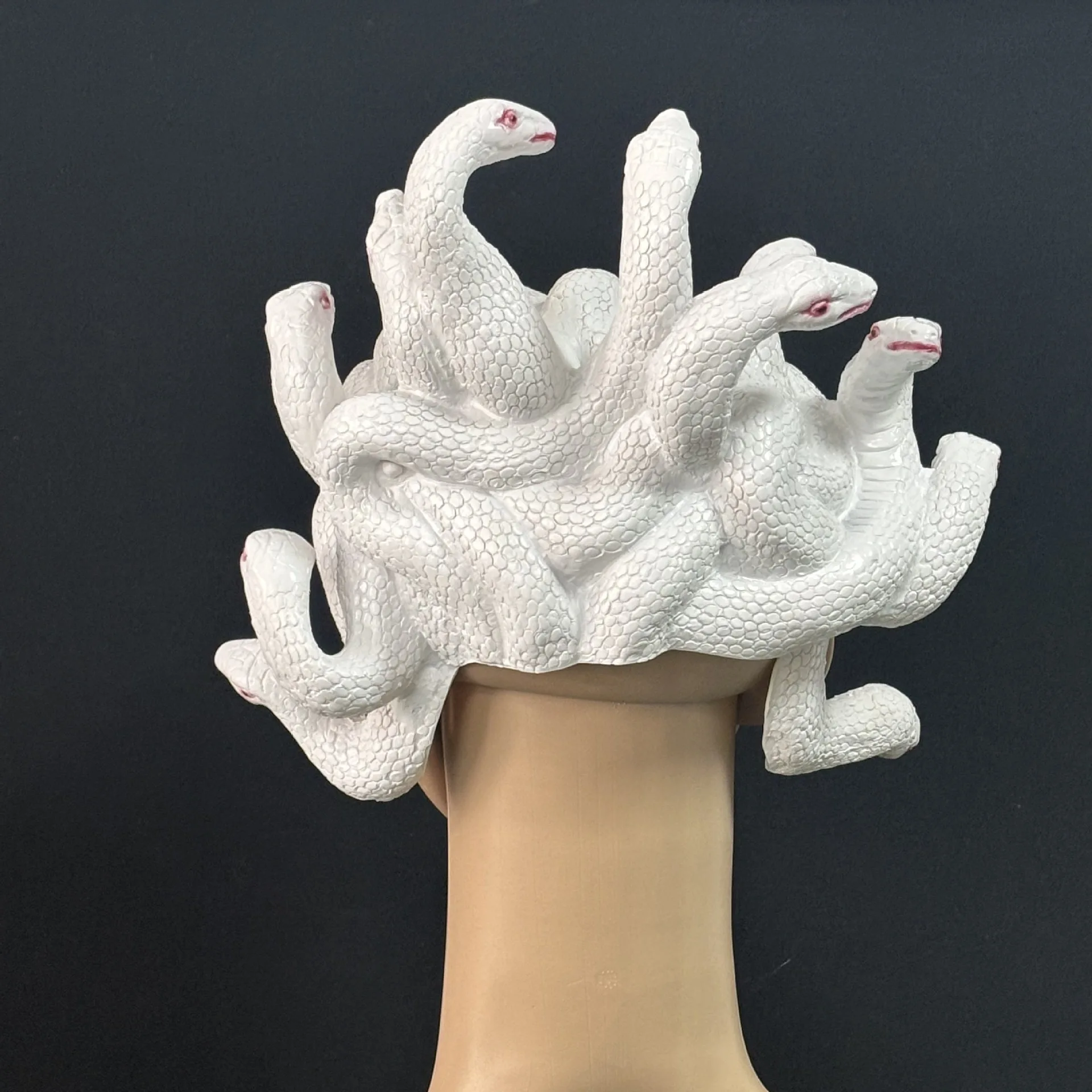 Weißer, mehrschlangenförmiger Kopfschmuck aus Latex, Horror-Halloween-Party-Cosplay-Kostüm-Kopfbedeckung für Erwachsene, Kostüm-Requisiten. – Detail 2