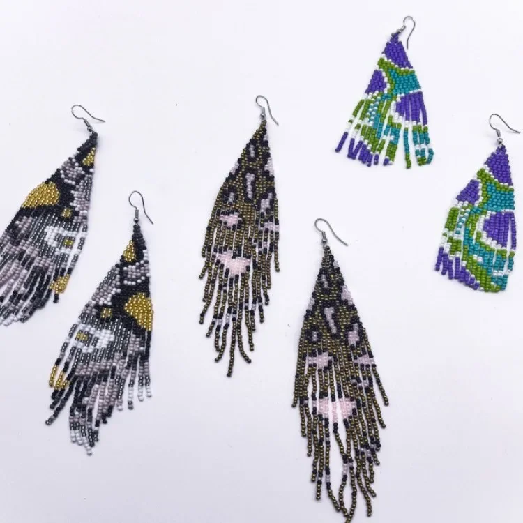 

Серьги из бисера с кисточками и леопардовым принтом. Нерегулярность. Ручное вязание. Женская симметрия. Богемный сплав. Универсальные серьги из рисовых бусин.