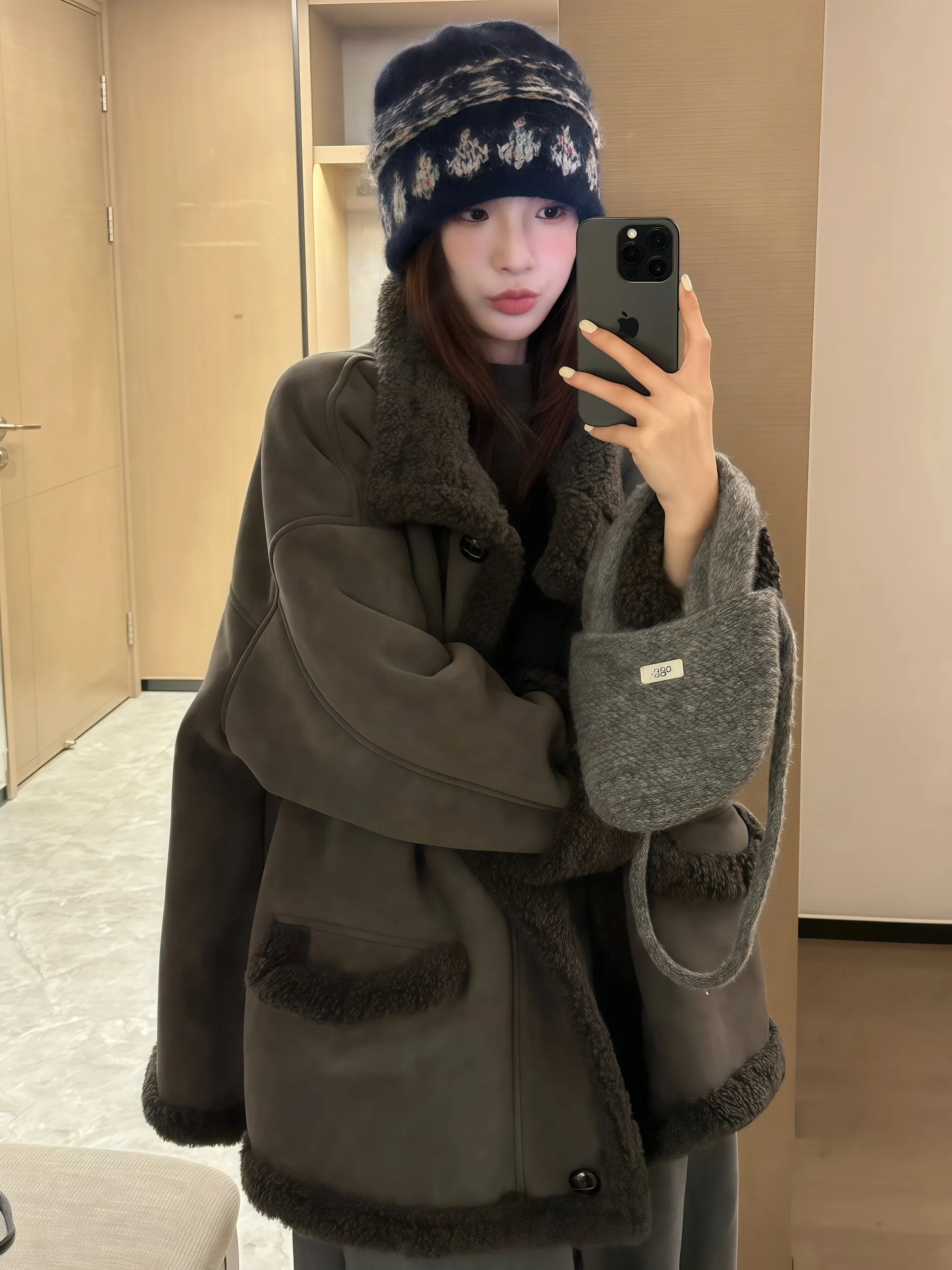 

Корейский стиль: новая женская зимняя куртка средней длины с воротником-стойкой, утепленная, из кожи и меха, с интегрированным мехом ягненка