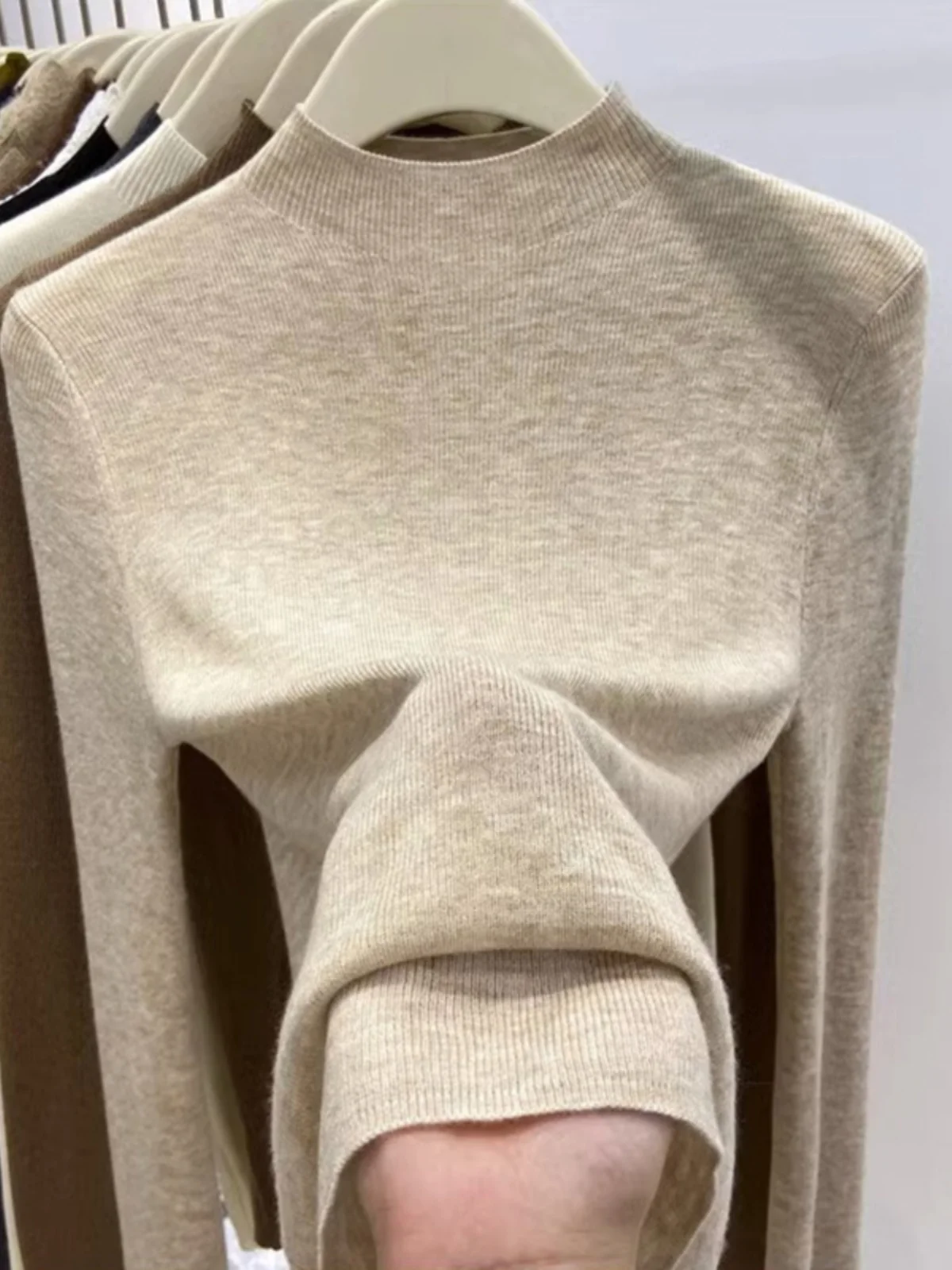 Weicher, langer Strickpullover mit hohem Kragen, schmal geschnitten, trendige Damenkleidung, europäischer Stil, für den Alltag.