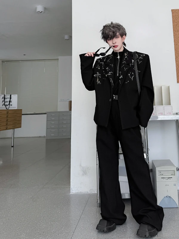 

Модный мужской костюм с металлическими декоративными элементами в корейском стиле: брюки с широкими штанинами и подкладкой на плечах, свободный крой, повседневная осенняя одежда