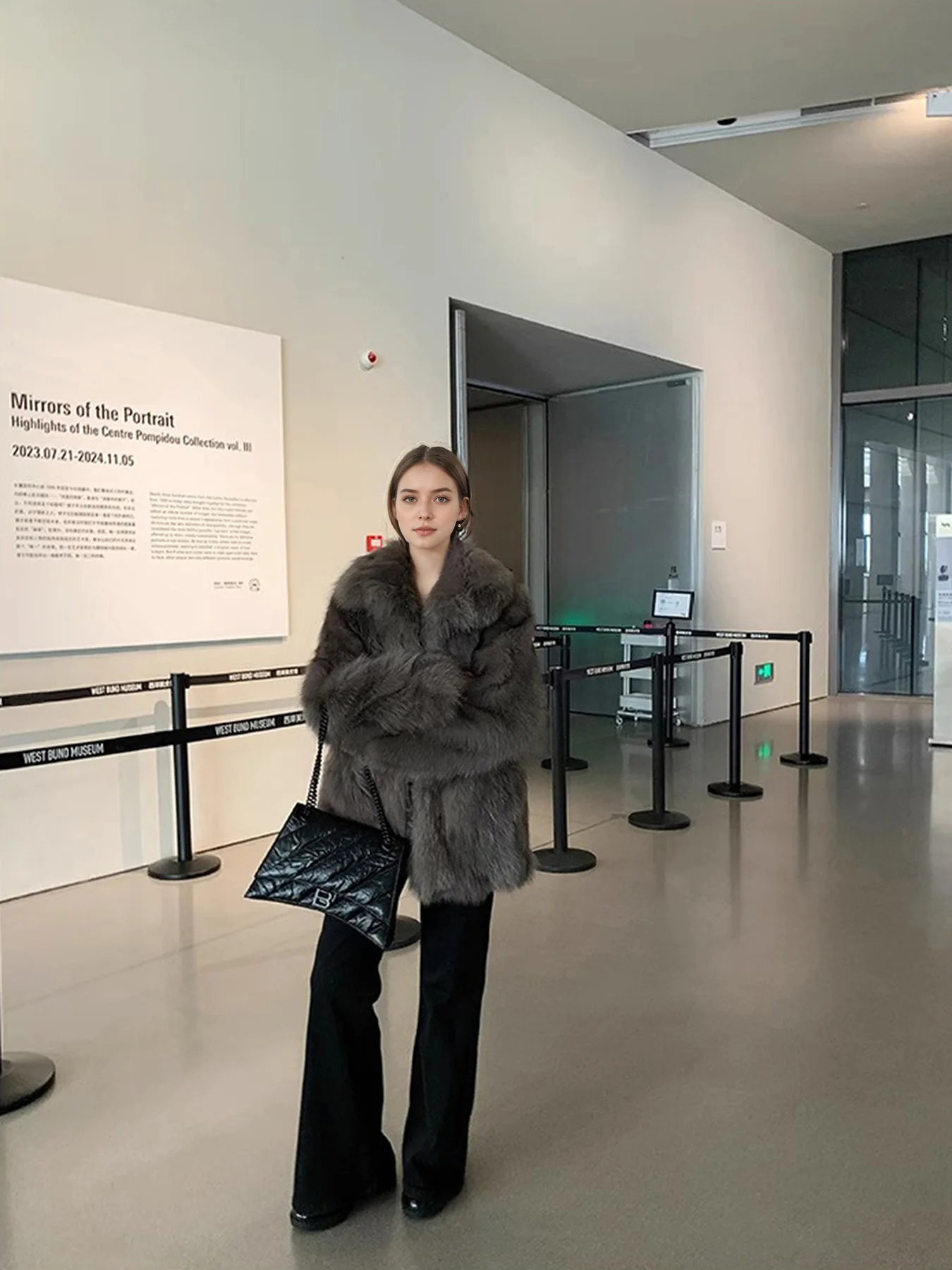 このキツネのようなエコフレンドリーな毛皮のコートは、冬にスタイリッシュでファッショナブルです。 それは、長く、厚く、そして暖かいオーバーコートで、少しの風防を備えています。