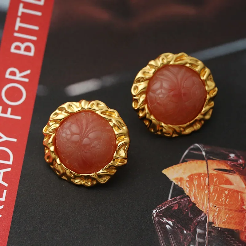 French Vintage Orange Red Color Resin Round Circle Stud Earrings Fashion Advanced Sense Metal Fold Ear Stud Jewelry for Woman