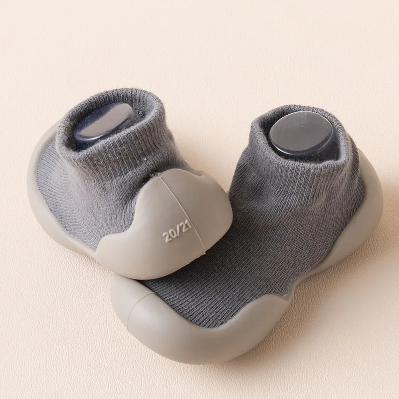 أحذية المشي للأطفال للربيع والخريف أحذية الأطفال جوارب للأولاد والبنات جوارب أرضية للأطفال بلون سادة أحذية مريحة