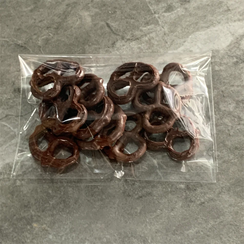 Deutsch alkalisches Wasser Brot Knoten salzig Keks Kreis Bogen Kuchen Mahlzeit Ersatz kleine Snacks Modell Party Dekoration Film Requisiten – Detail 5