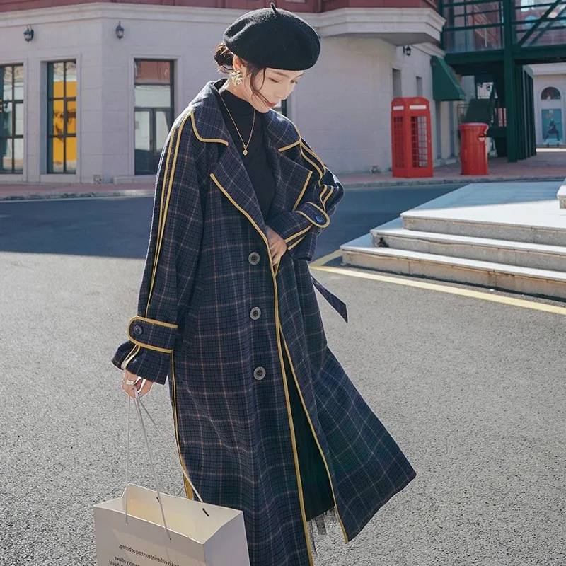 

A mid-length loose and women's woolen coat with contrasting color borders