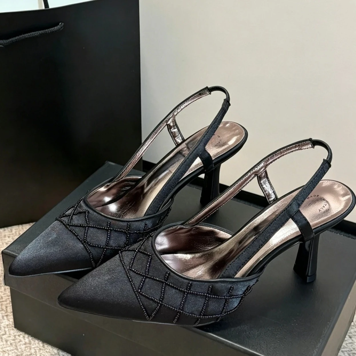 26ss New Pointed-toe Sandals, with European Pearl Design, Versatile Women's Front-heeled Shoes. High-end Luxurious 7-centimeter High Heels, Combining Youthful and Gentle Styles. French Sexy Thick-soled Fine High-heeled Women's Shoes. High Heel Pumps