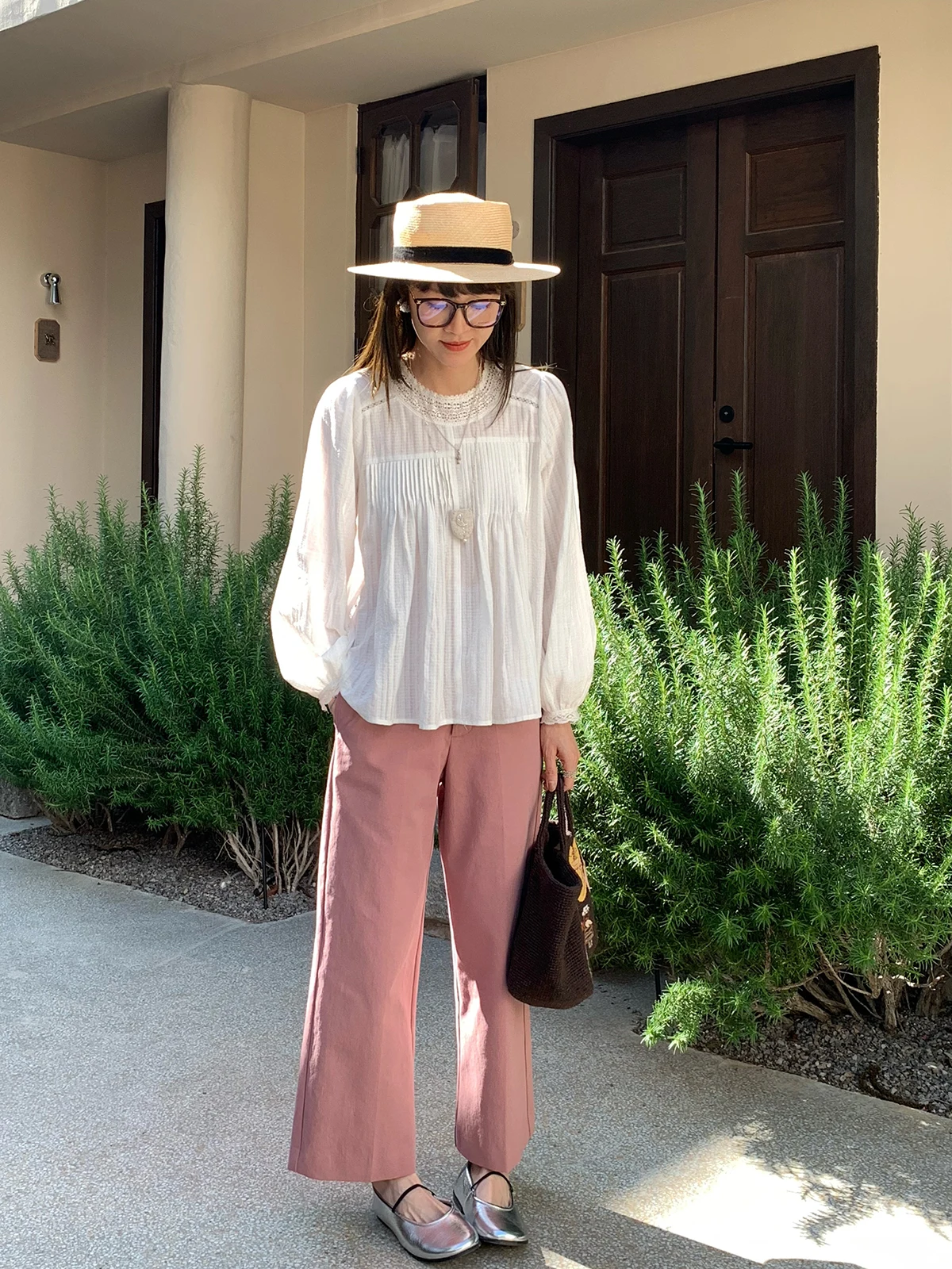 

Белая женская блузка с кружевной отделкой и вставками, в французском стиле, свободного кроя, с юбкой-полусолнцем, из дышащего хлопка, с длинным рукавом, с цветочной вышивкой