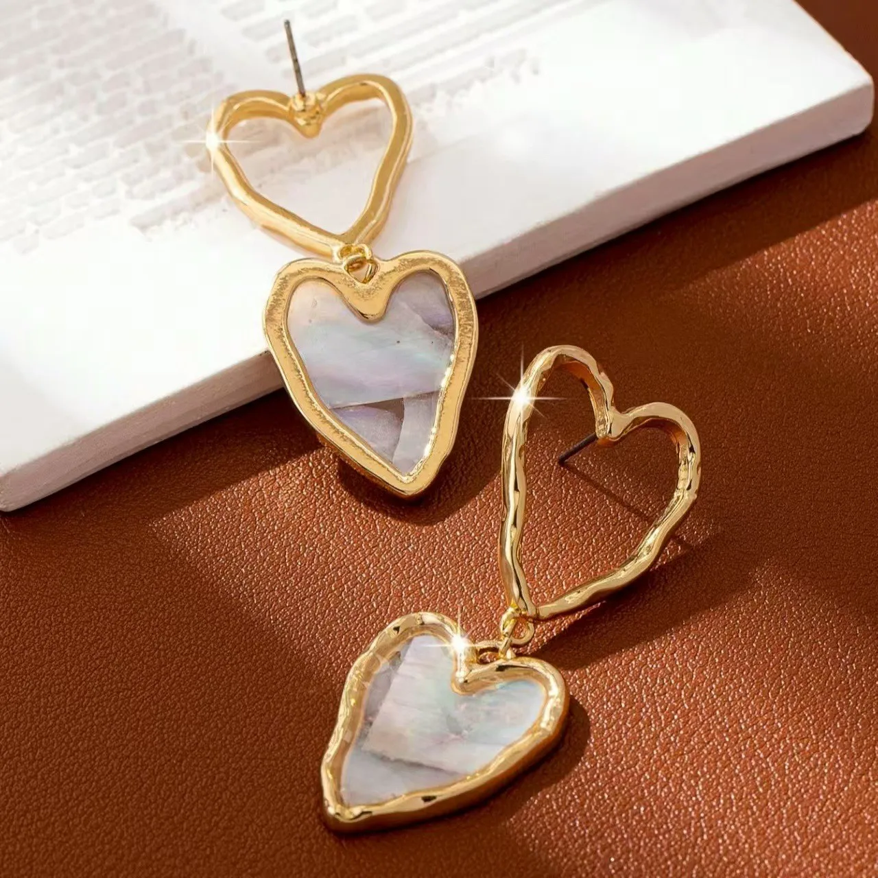 A Pair of New Light Luxury Imitation Shell Earrings with a High-End Design and Fashionable Trend for Women