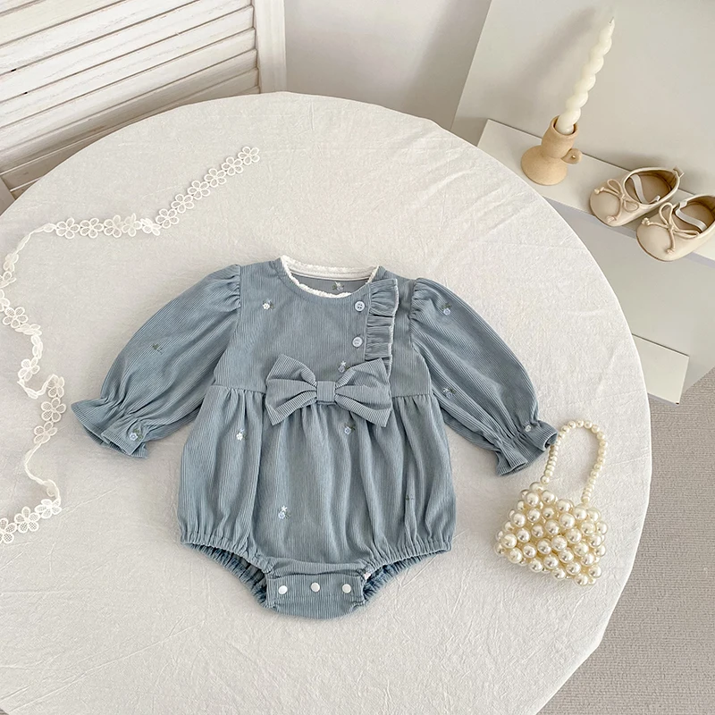 Baby-Strampler aus Cord mit langen Ärmeln, Blumenstickerei, großer Schleife und Rüschenbesatz, Neugeborenen-Bodysuit, Herbst-Babykleidung, 0-24 Monate – Detail 4