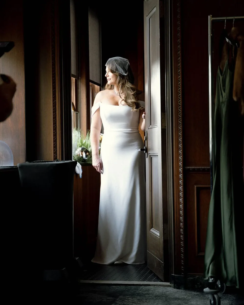 Robe de mariée personnalisée à manches longues, épaules dénudées, avec boutons, élégante, grande taille, queue longue pour femmes