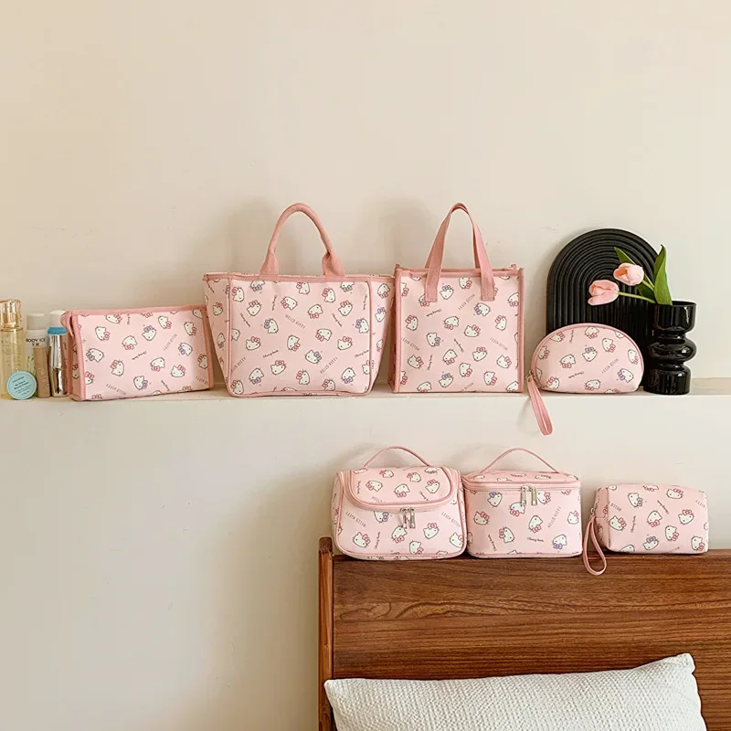 Tas Tote Kapasitas Besar Hello Kitty Baru 2025 Desain Cetak Lucu Organizer Perjalanan Portabel untuk Kosmetik Perlengkapan Mandi Penyimpanan Makeup
