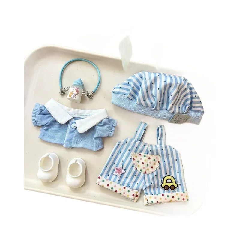 Erste, zweite und dritte Generation von Labubu-Gummipuppen, gekleidet in blauem Baby-Outfit mit Mütze und Hosenträgern