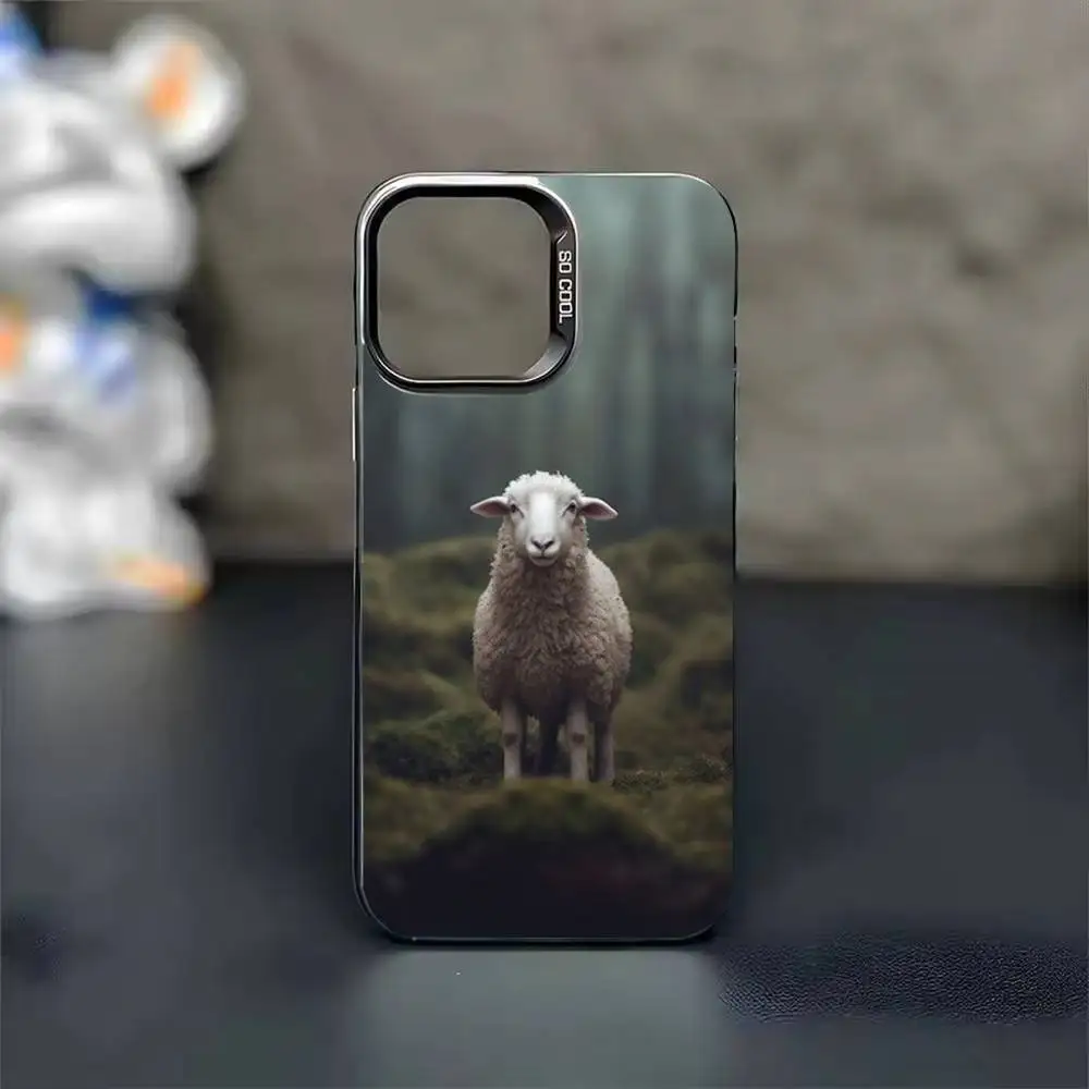 حافظة هاتف على الأغنام على المراعي لهاتف آيفون 17 16 15 14 13 12 11 Pro Max Plus غطاء أسود غير لامع فضي