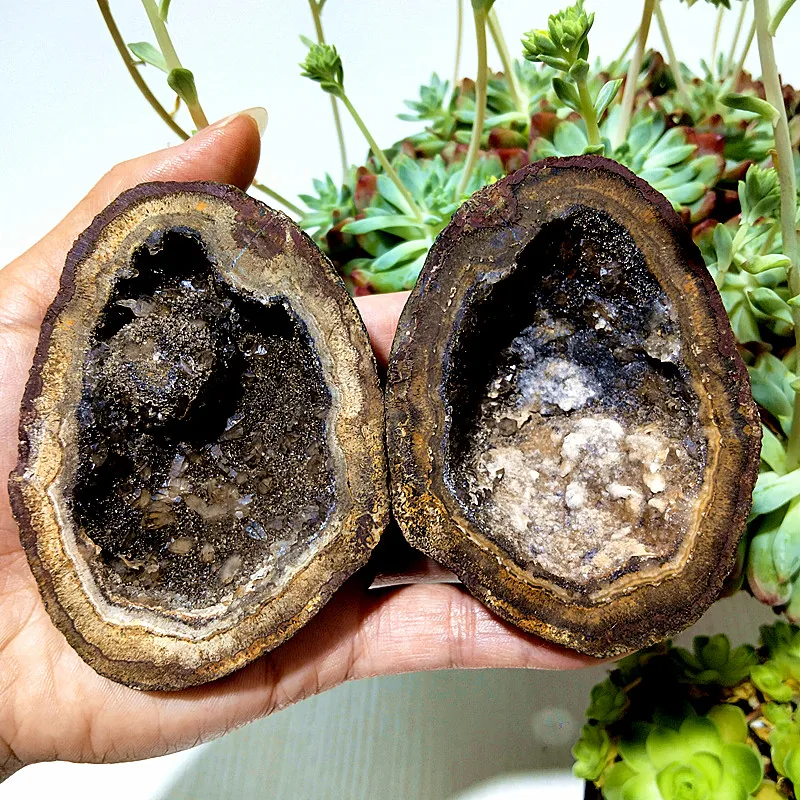 A  Natural Stones Sanguo Red Stone Quartz Crystal Geode Real Raw Mineral Witchcraft Meditation Spiritual Crystals Room Decoratio