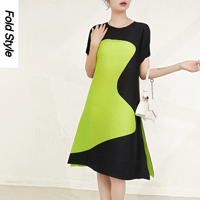 Miyake Pleated Women's Dress 2024 Summer Niche Design, Loose and Slimming, Color Blocking Round Neck Pleated Skirt