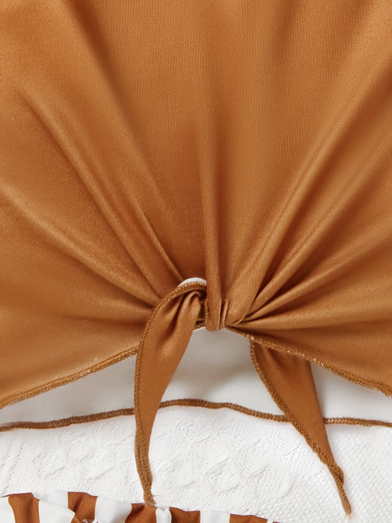 2-teiliges Sommer-Outfit für Kinder und Mädchen, einfarbiges, ärmelloses Crop-Tanktop mit gedrehtem Knoten und vertikale Streifen, große Schleife, elastische Taille, Shorts-Set – Detail 4