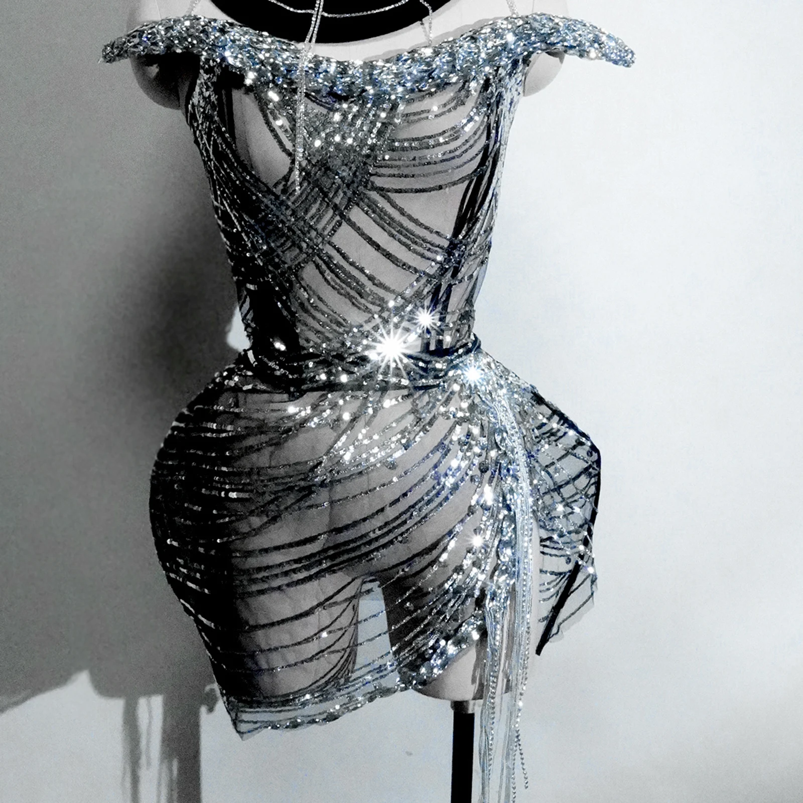 光沢のあるスパンコールメッシュオフショルダーステージパフォーマンスドレスブラックウェブシェイプトップハット誕生日パーティークラブダンスパフォーマンスコスチューム