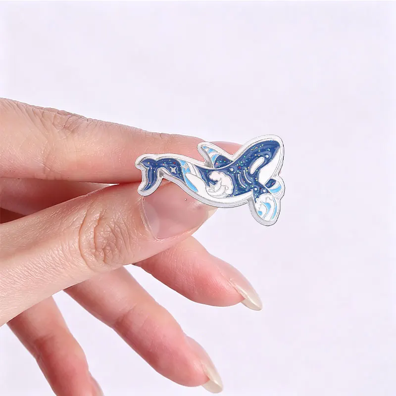 Glitzernde Unterwasser-Meerestiere als Emaille-Pins: Delfine, Mantarochen, Seepferdchen, Haie, Wale als Broschen und Schmuckabzeichen – Detail 8