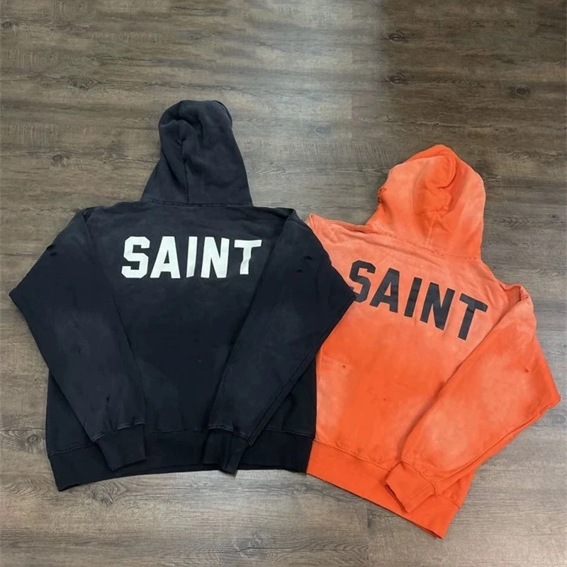 سويت شيرت رجالي برتقالي مغسول من Saint Michael بغطاء للرأس مطبوع عليه شعار SAINT