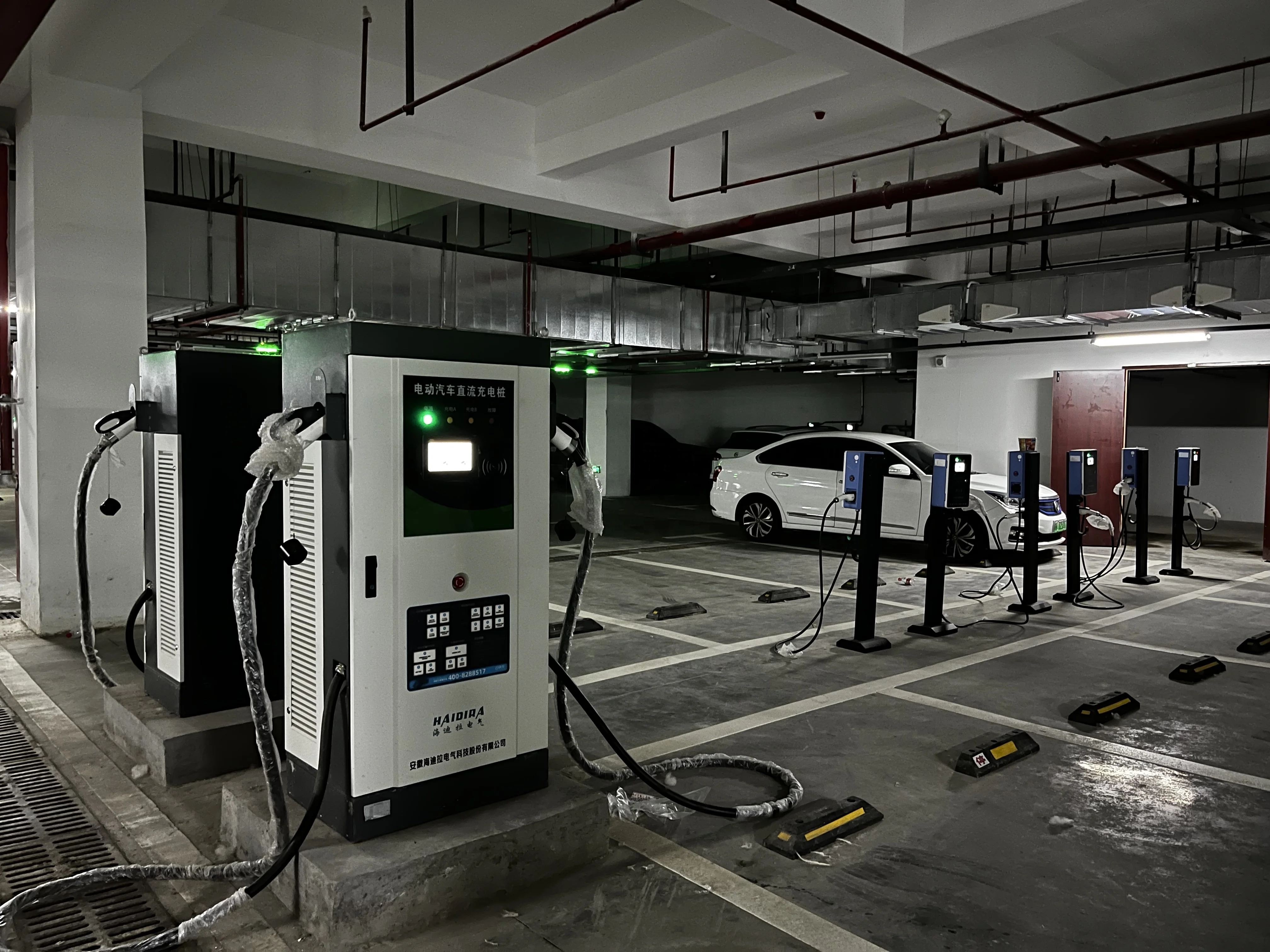 Estación de carga montada en el suelo GBT Simple para vehículos eléctricos de nueva energía, cargador EV rápido de 240kwh, pila de carga de coches eléctricos CC