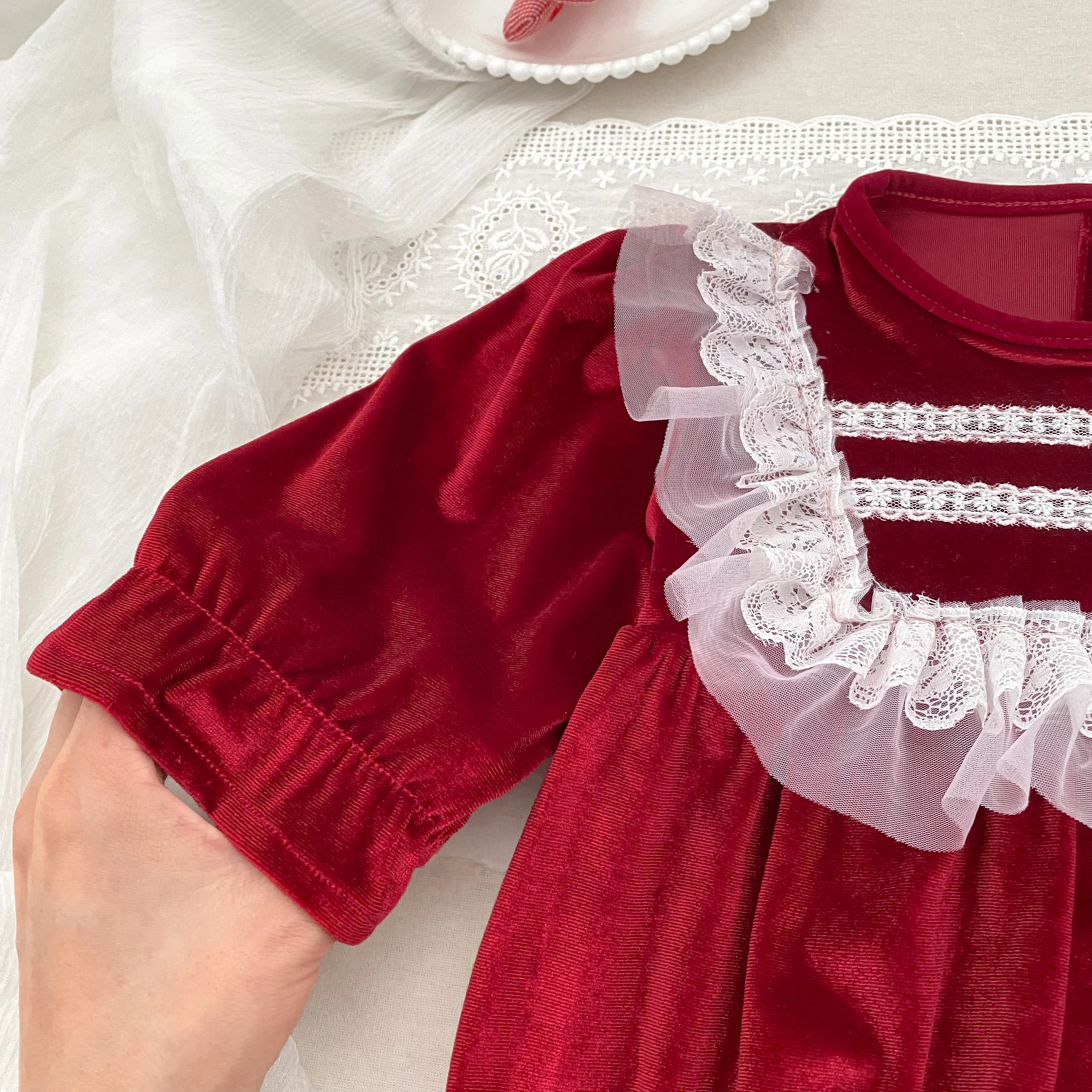 2026 Baby Mädchen Roter Samt-Strampler Langarm Weißer Spitzen-Rüschen-Body Neugeborenen Prinzessin Party Weihnachtsoutfit 0-24M – Detail 11