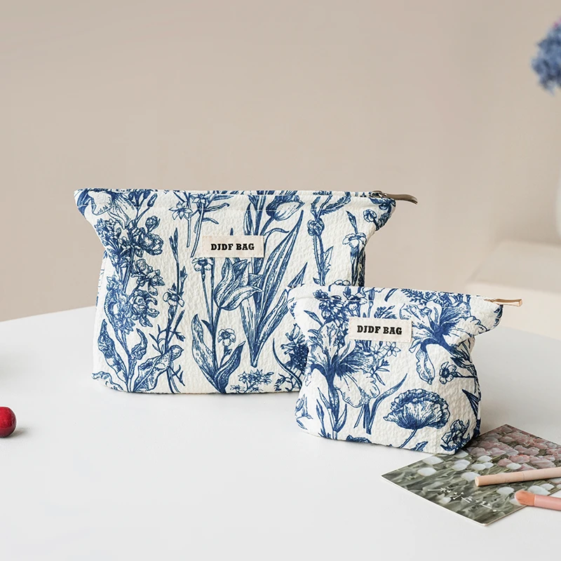 Blue and white porcelain painting style women\'s cosmetic bag, small cosmetics storage bag, zipper, portable travel toiletry bag