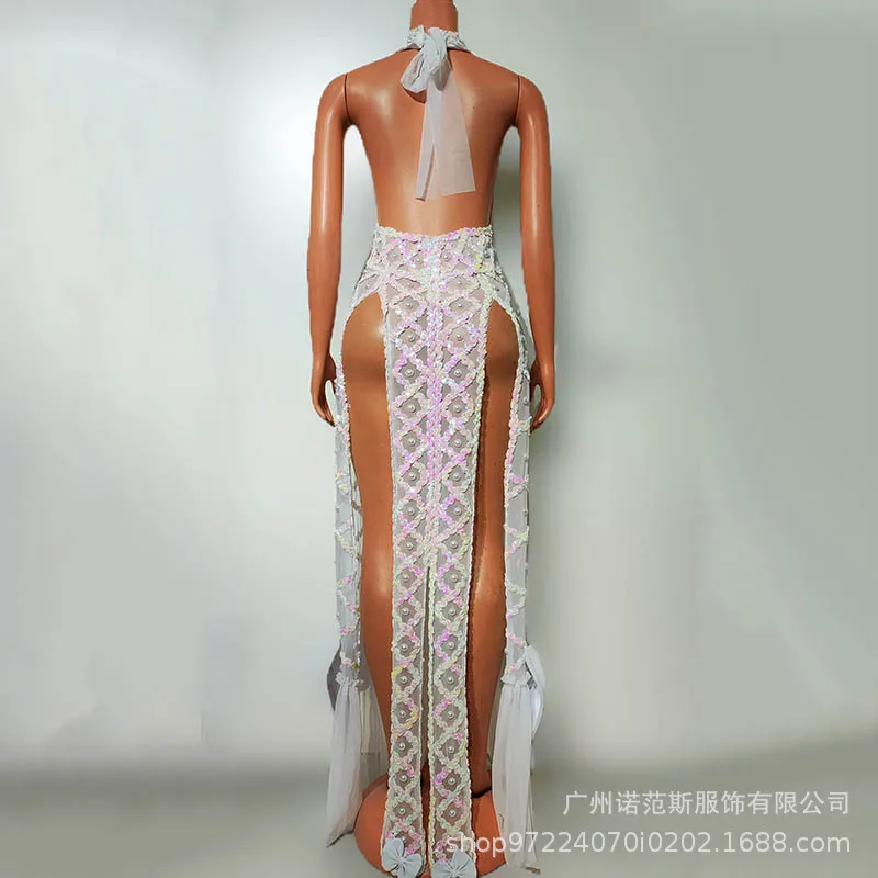 Seksowna DJka w klubie nocnym, moda, stroje sceniczne, kostiumy Gogo, atmosferyczne imprezy tematyczne, seksowne sukienki, sukienki dla druhen na wesele.