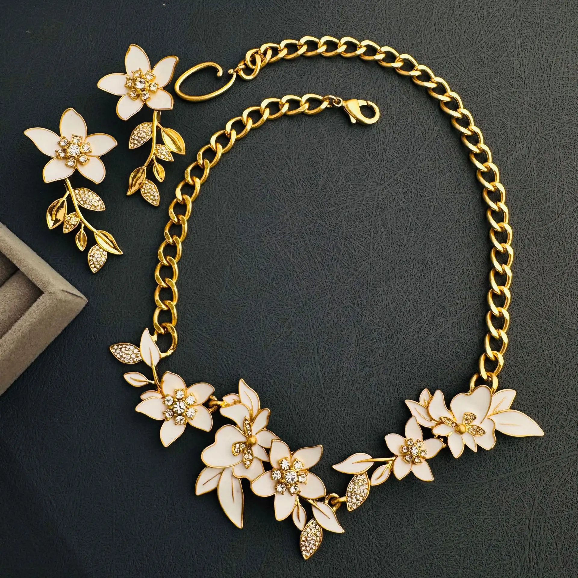 

Oscar-style enamel flower lady's necklace