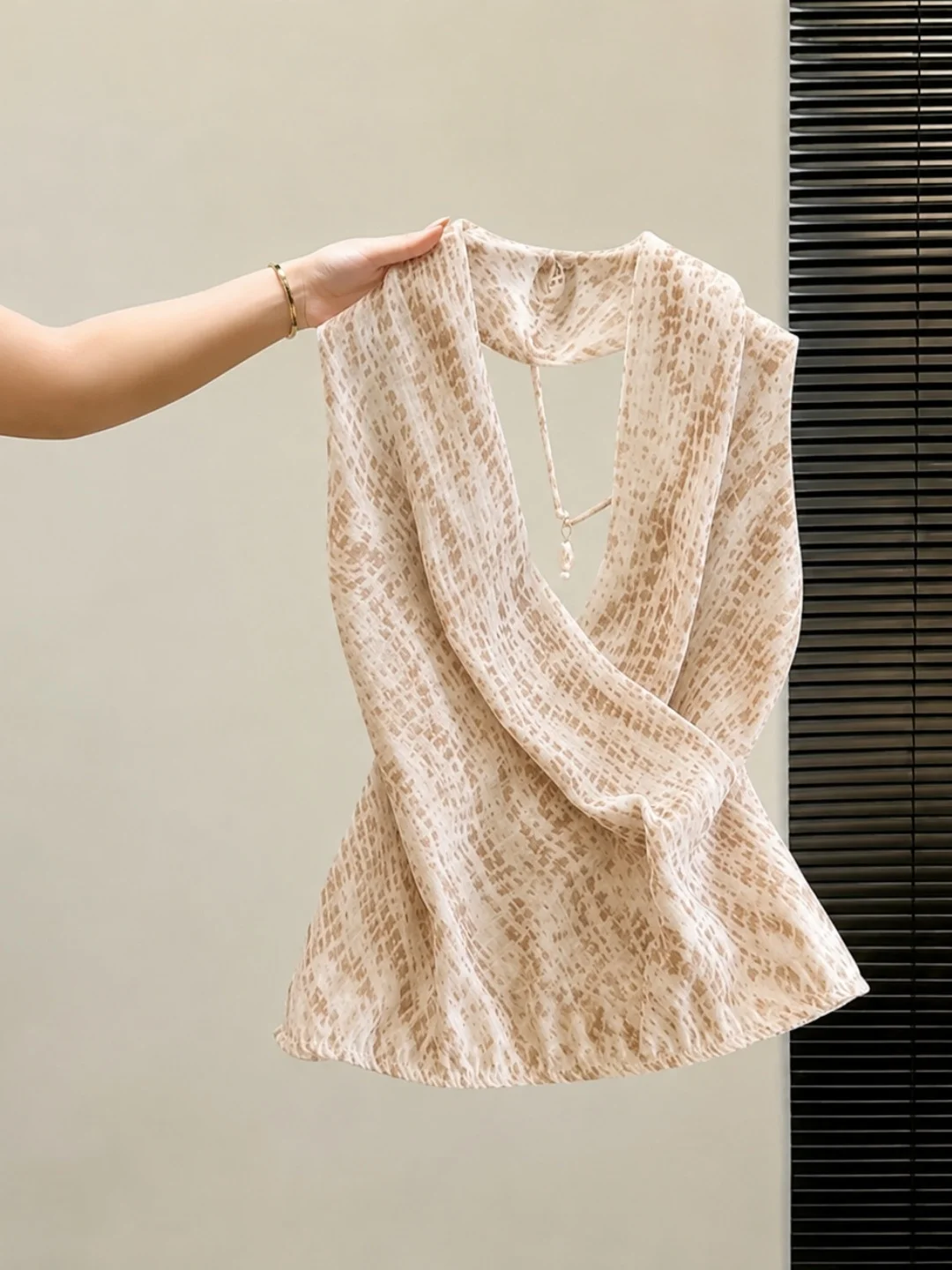 

Elegant Summer Sleeveless Slim Fit Vest Women's Fashion Design Neck Hanging Backless Top Classy Design Sense Small Shirt