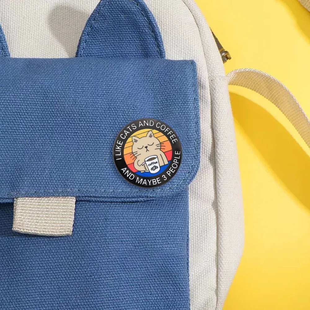 Ich mag Katzen und Kaffee und vielleicht drei Leute. Niedliche Brosche mit fauler Katze, die eine Kaffeetasse hält. Retro-Sonnenuntergang-Pin. Schmuckgeschenk für Katzenliebhaber. – Detail 10