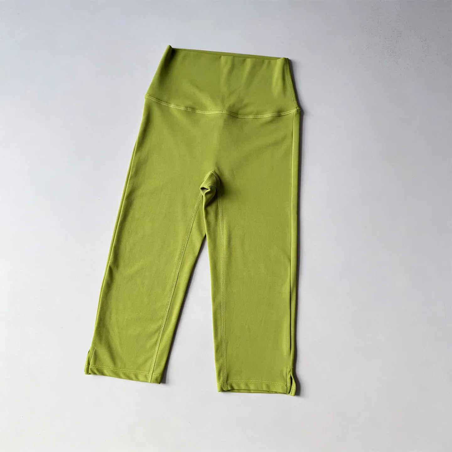 2-teiliges Nude High-Waisted Butt-Lifting Yoga-Set: Fitness-Cropped-Leggings, Sport-BH, stoßfestes Trainings-Oberteil und -Unterteil. – Detail 14