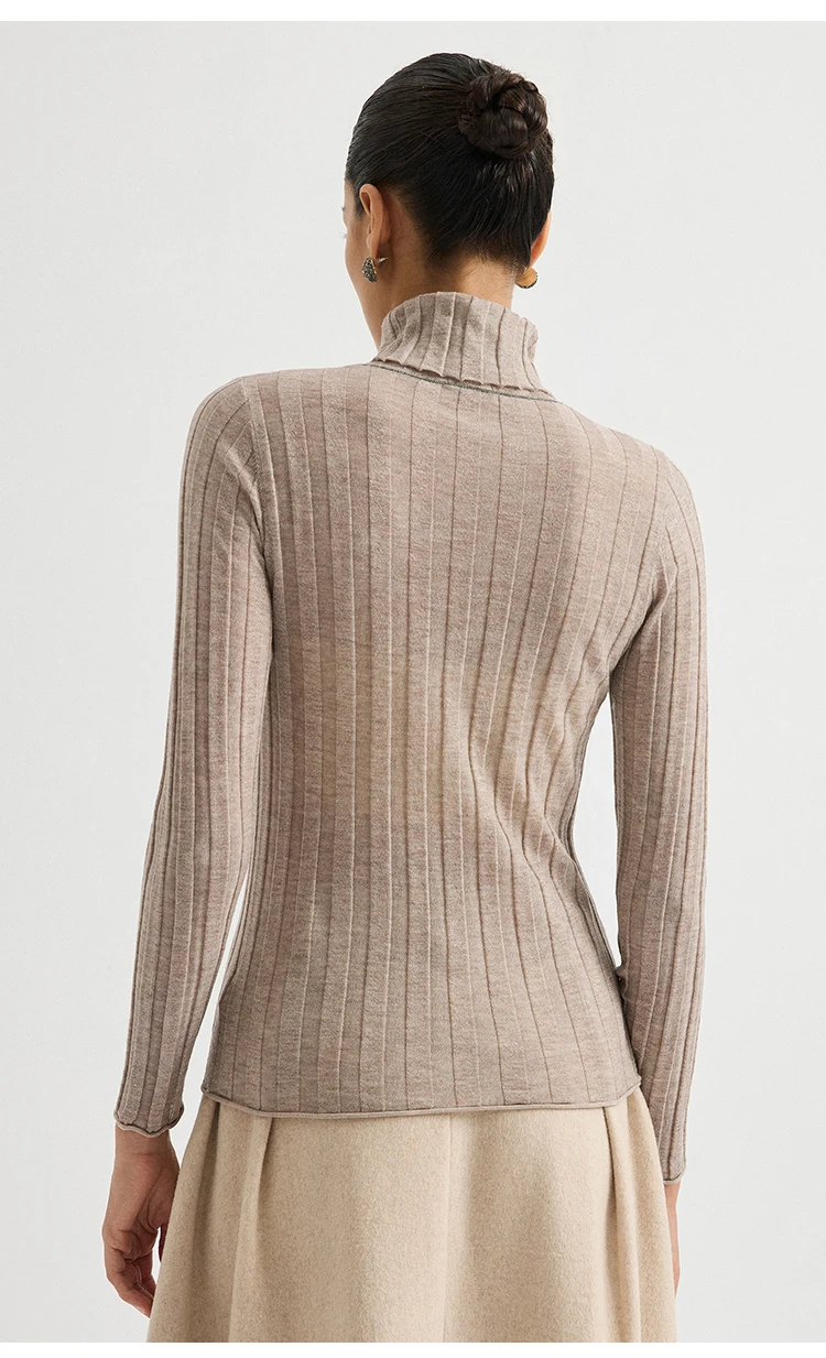 BD3621695 Damen Rollkragenpullover aus Lurex-Wollmischung mit breiten Rippen, langen Ärmeln und Wellensaum, dezenter Luxus für den frühen Herbst. – Detail 11