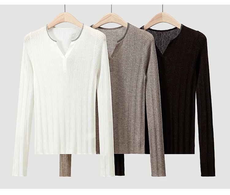 BD3621694 Damen-Pullover mit V-Ausschnitt, figurbetont, aus Naturwollmischung, fein gerippt, langärmelig, mit Metallbesatz, Frühherbst 2026 – Detail 13