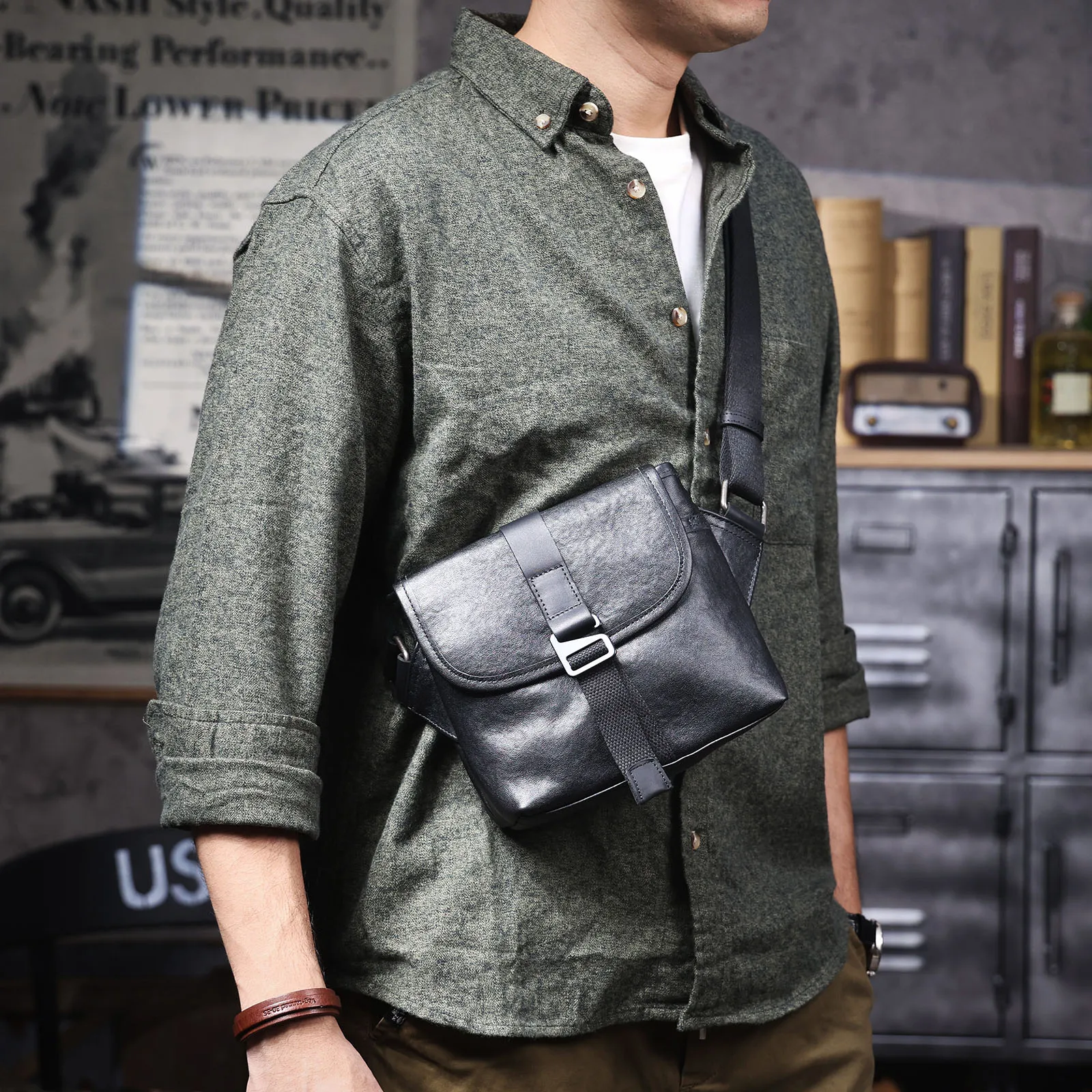 S.WORKER Modische Echtleder-Umhängetasche für Herren, Vollnarbig, Trendige Casual-Crossbody-Tasche, Mini-Umhängetasche für Handy und Schlüssel – Detail 5
