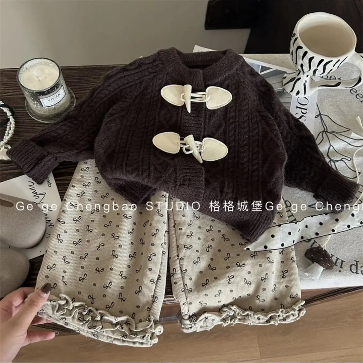 

Girls' Autumn and Winter Thick Set 2025 New Korean Version Baby Girl Sweater Jacket with Plush Casual Pants Two-piece Set
